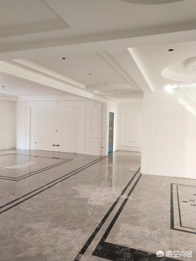 用浅灰色地砖和白色木门,客厅墙面刷什么颜色