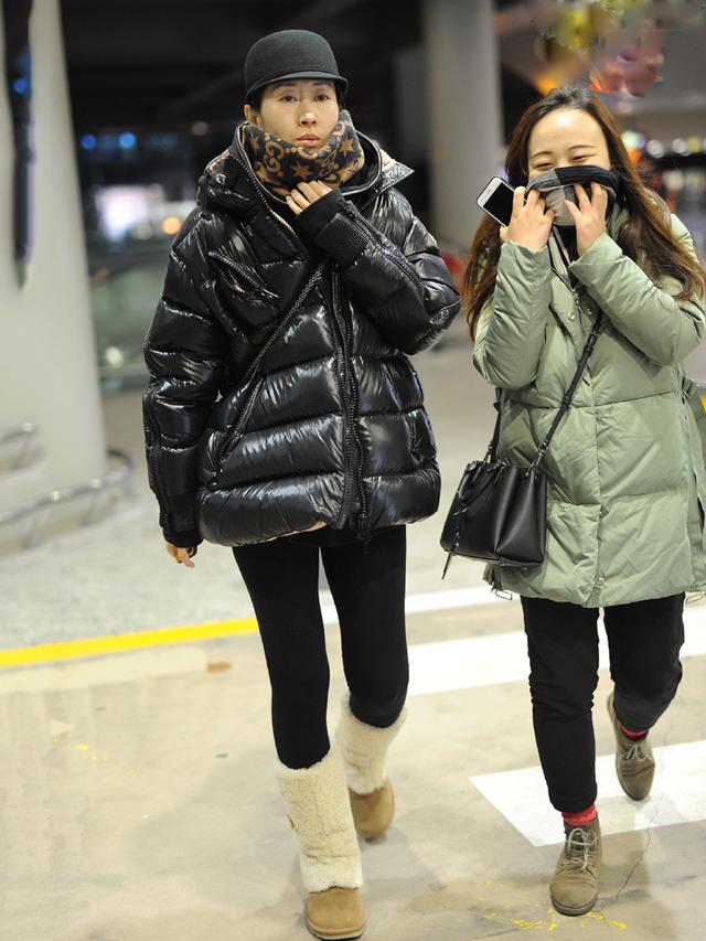 42岁刘敏涛现身机场,羽绒服搭配毛毛靴,依旧难掩大长腿!
