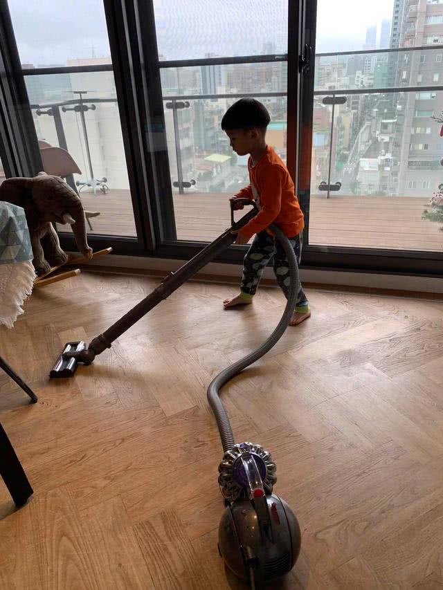 范玮琪晒飞飞翔翔做家务,帮忙购物,感慨两小只