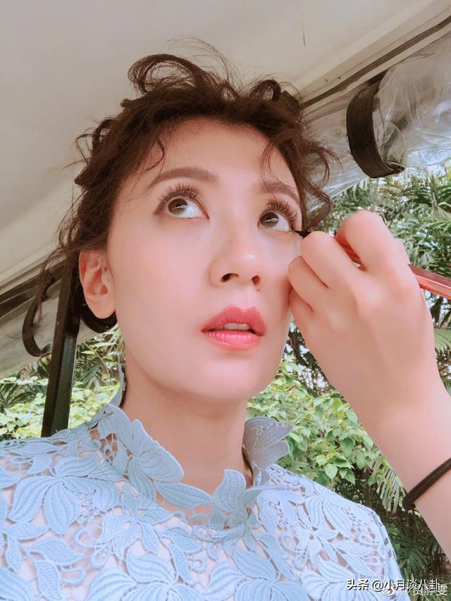 粉丝偶遇贾静雯，一脸皱纹却依然优雅，粉丝表示终于相信她老了