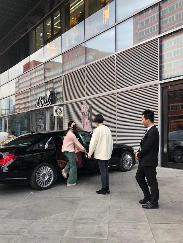 范冰冰陷“经济危机”?脚上穿半年前旧鞋子,千万豪车变百万