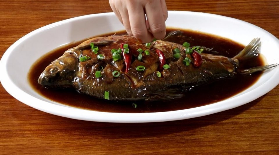 教你煎鱼不粘锅不破皮窍门，这是红烧鱼的家常做法，鱼肉鲜嫩入味
