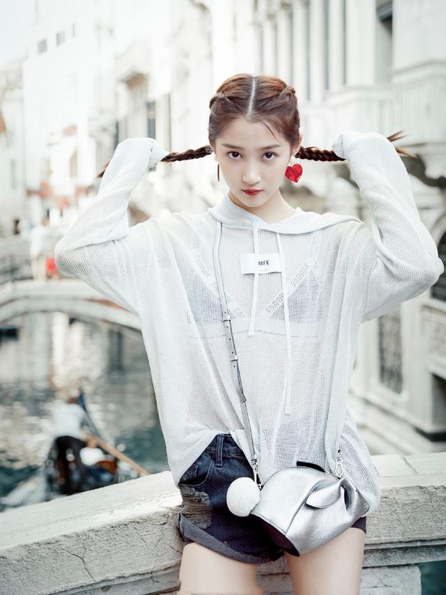 关晓彤编两个麻花辫,穿