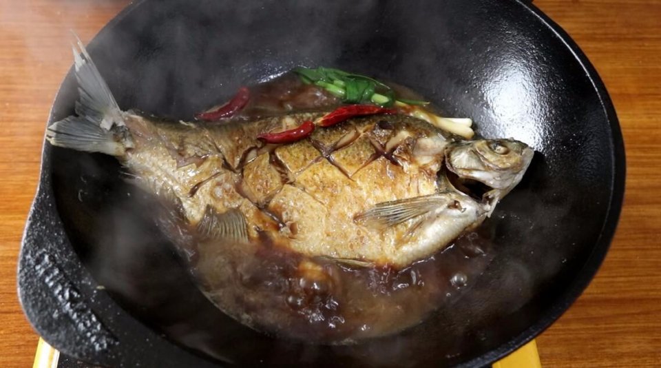 教你煎鱼不粘锅不破皮窍门，这是红烧鱼的家常做法，鱼肉鲜嫩入味