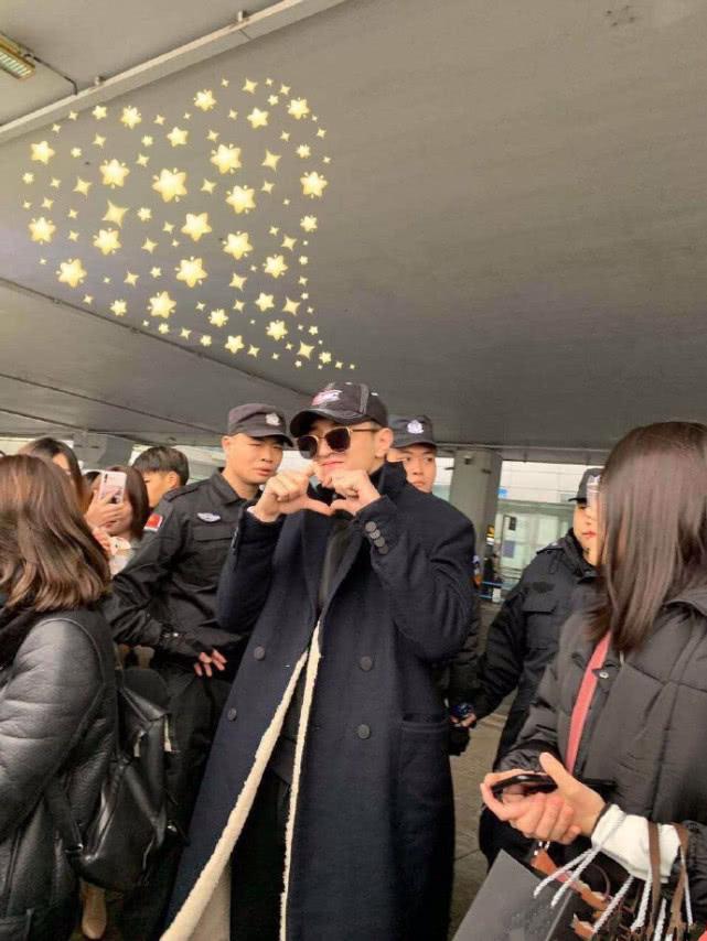 金瀚穿黑色羊羔大衣走机场, 戴上一副墨镜, 显高