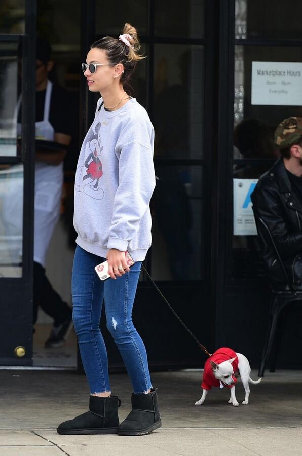 女星惠特尼·哈特利现身斯蒂迪奥城，她的狗很可爱