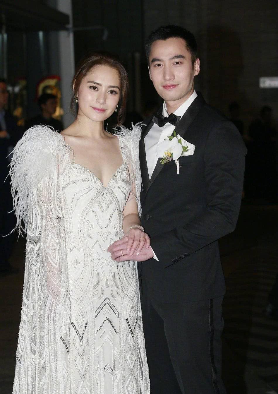 阿娇结婚，与老公在室外大方让媒体拍照，两人冻得手都红了