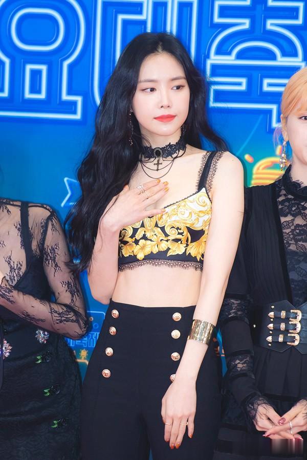 Apink孙娜恩爱上露腹背心，搭配喇叭裤露出腰间那一截随性洒脱