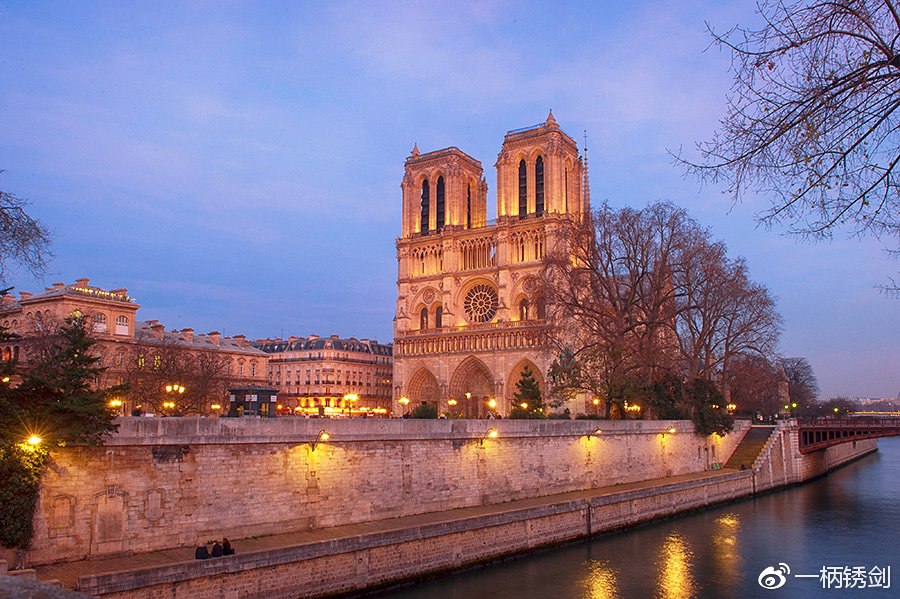 哥特式教堂的鼻祖在巴黎，每年上千萬的人去朝拜，此生必去的地兒