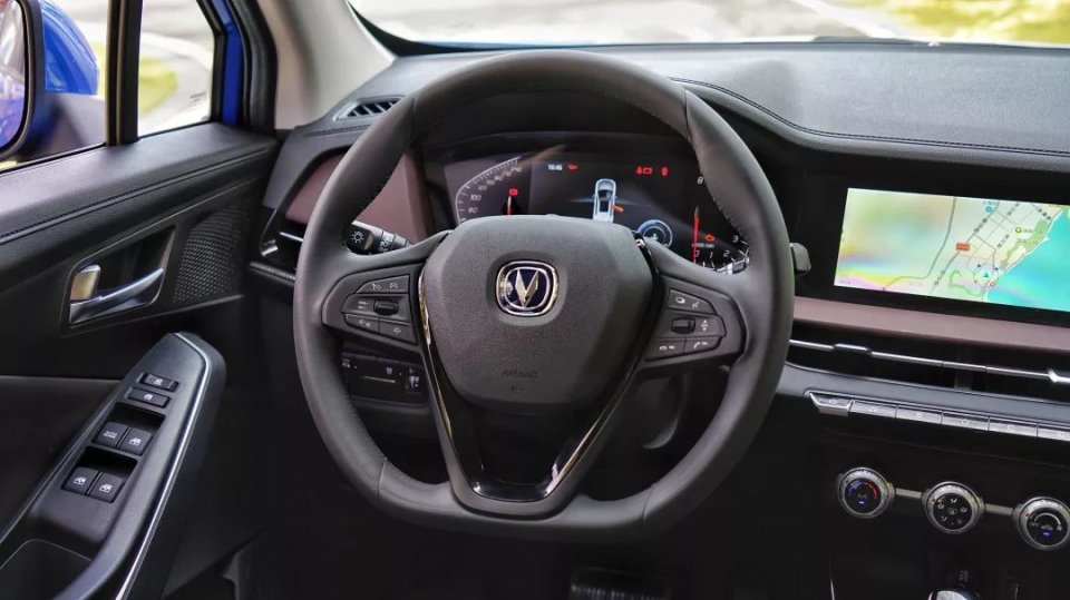 5.59-7.89��Ԫ���У���CS15���ͼ۸��䡱����С��SUV��ȺŹ����