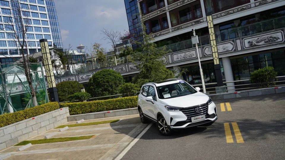 5.59-7.89��Ԫ���У���CS15���ͼ۸��䡱����С��SUV��ȺŹ����