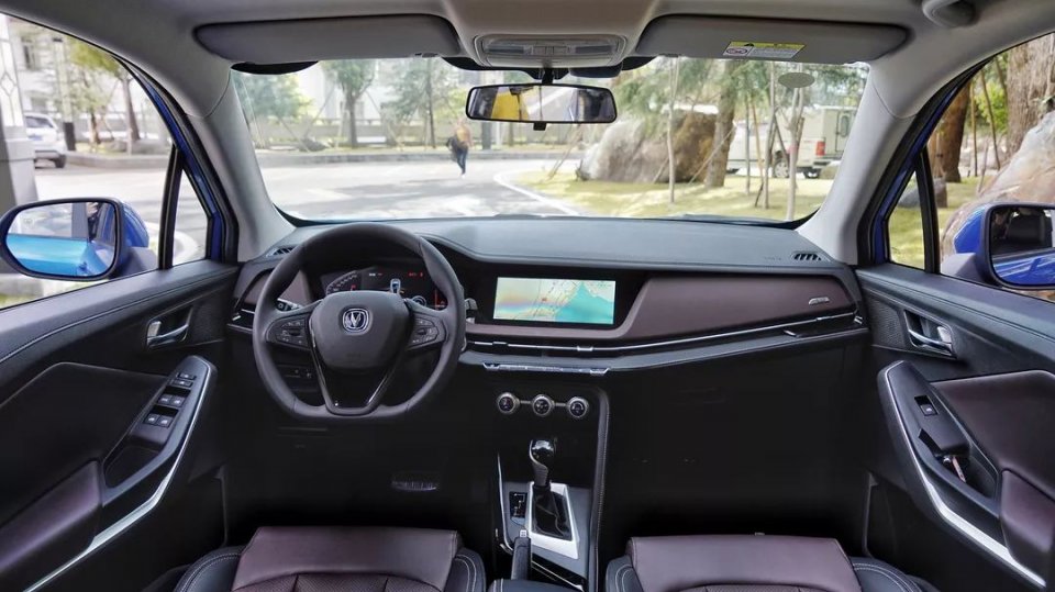 5.59-7.89��Ԫ���У���CS15���ͼ۸��䡱����С��SUV��ȺŹ����