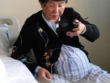 47岁高龄产妇顺产女婴,10天后再次被推进产房,全家乐欢天!