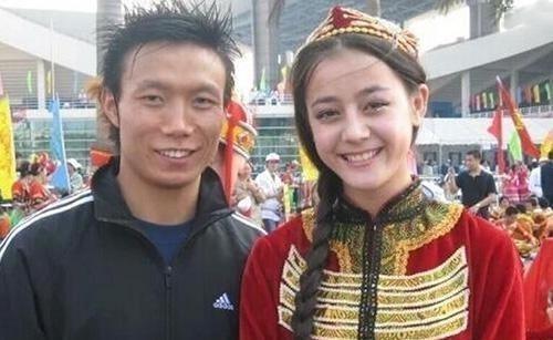 素颜的迪丽热巴对比抖音烟嗓女神莉哥,有一种美叫不化妆都美!