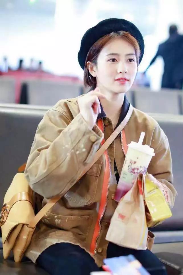 “招摇”白鹿穿搭引人瞩目,休闲穿搭配贝雷帽,像个未成年少女!