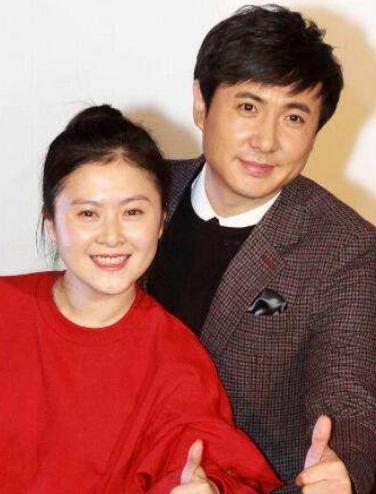 沈腾妻子平安夜晒儿子吃手照并询问网友像爹还是像娘