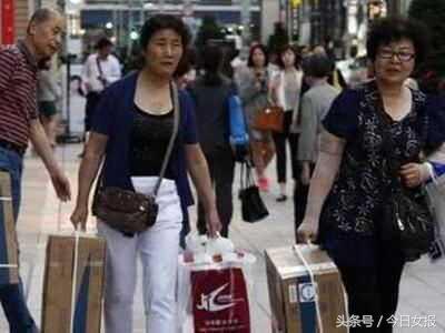 日本游客到中国疯狂购物,看完他们买的东西,中国大妈不淡定了