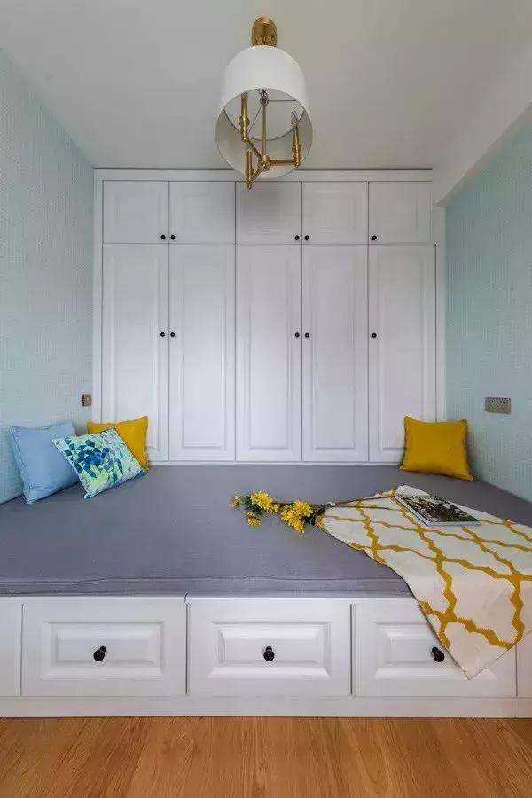 给小房间做个榻榻米床,不想靠窗就这样摆放吧