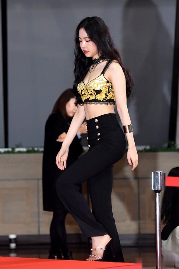 Apink孙娜恩爱上露腹背心，搭配喇叭裤露出腰间那一截随性洒脱