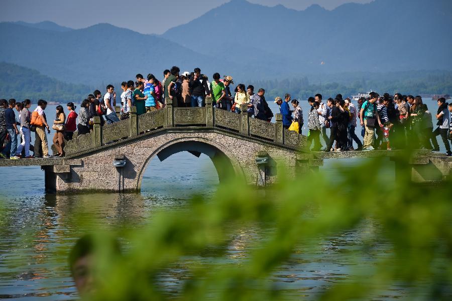 杭州西湖不仅风景好,而且还免费,不过节假日只剩下人山人海