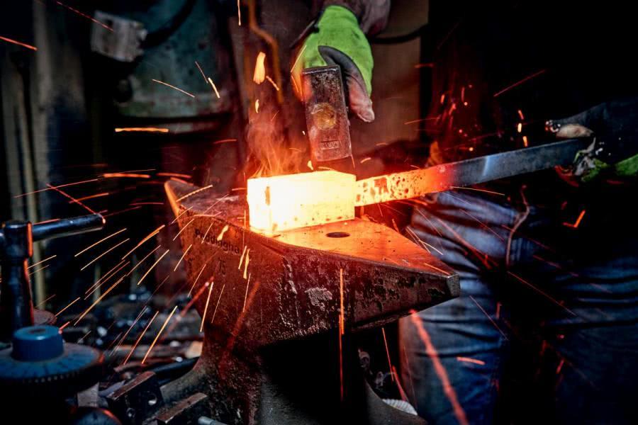 国外刀匠锻造工艺精湛的大马士革花纹钢刀