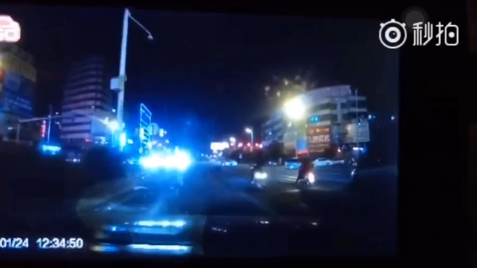马路毒瘤：疯狂的电动车或摩托车...太疯狂了！究竟是谁