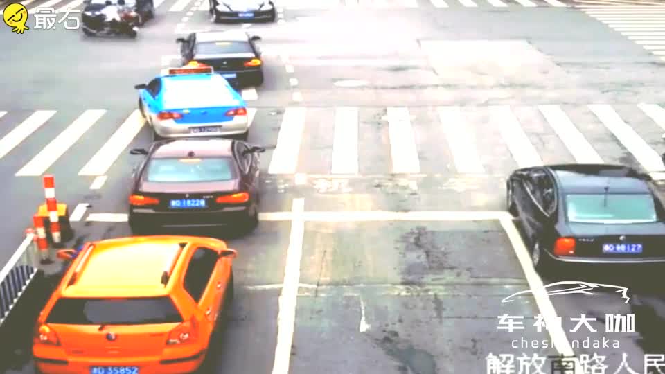 你弱你没理！电动车闯红灯，赔了夫人又折兵！