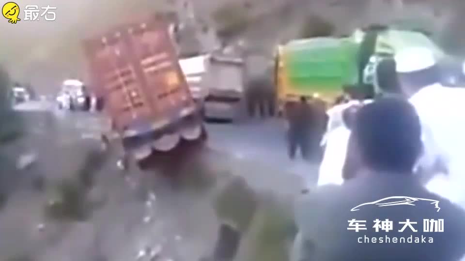 用生命倒车！悬崖边大卡车掉头，全程窒息！