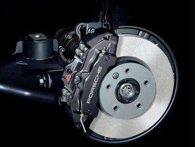 刹车片最好多久一换？修理厂建议3万公里，老师傅却这样说