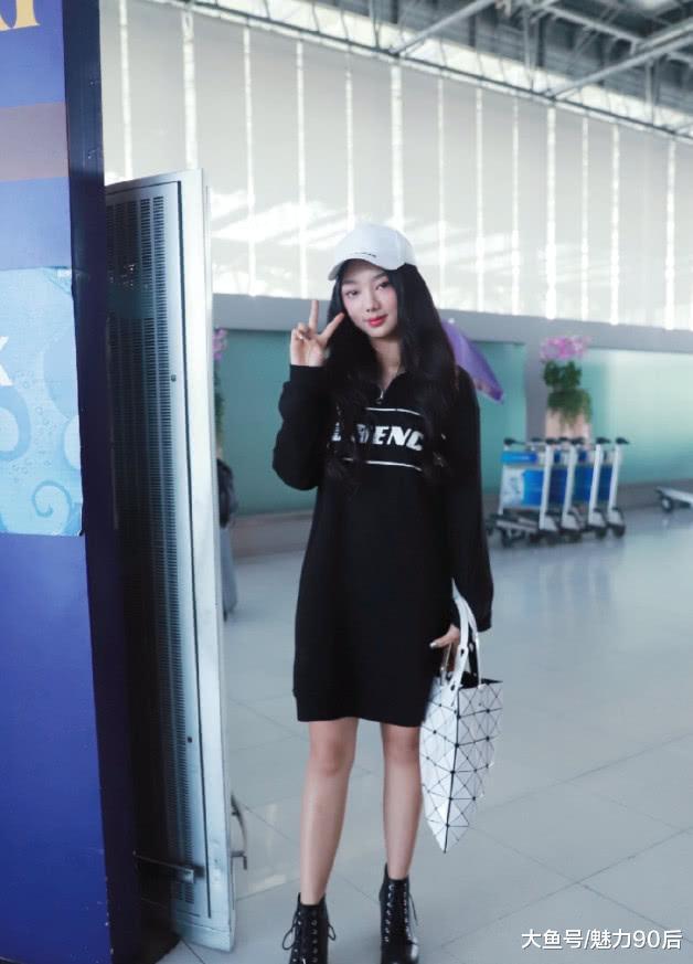 李紫婷现身机场 黑色卫衣裙显少女活力 好身材全靠凹出来