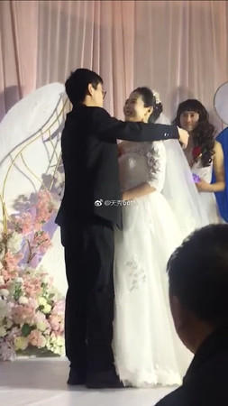 男宾客扯新娘内衣_闹洞房新娘遭扯内裤(3)