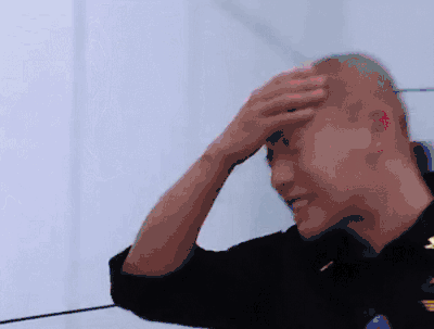 外卖小哥车祸后倒地喝酒:生活挺难的,但没到山穷水尽