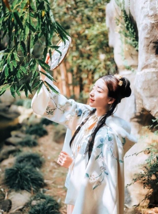 经典的情感小句子,爱情里没有谁对谁错,只是珍