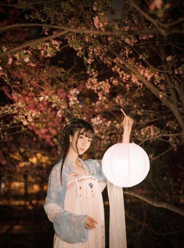 经典的情感小句子,爱情里没有谁对谁错,只是珍