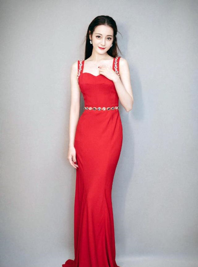 迪丽热巴身穿艳红色修身礼服时尚美图