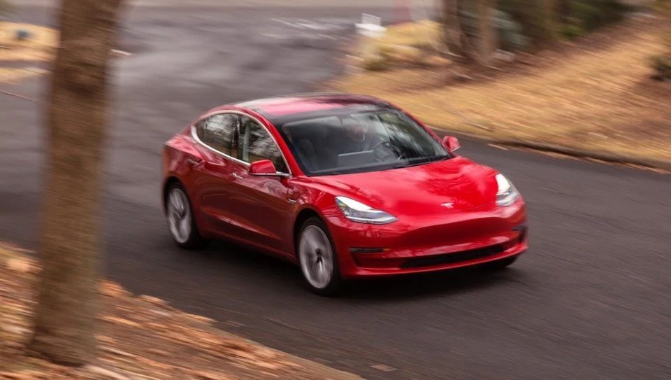 特斯拉MODEL 3高性能版凭什么和宝马M3比？