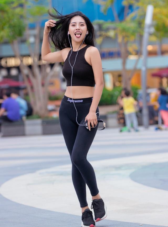 街拍:运动健身的女人,一般穿衣打扮都比较紧身时尚.