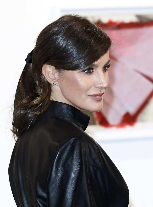 西班牙王后黑色连衣裙亮相,曾为记者离婚后恋