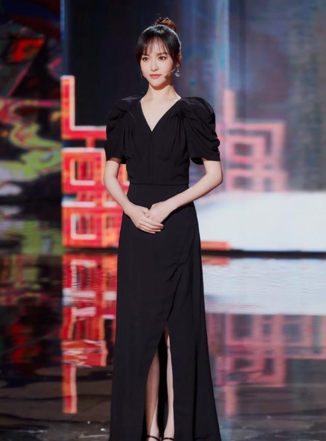 唐嫣演绎浪漫摩登女郎，穿牛仔套装配高跟鞋