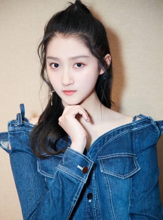 关晓彤班级合影被公开!她居然不是班里最美的