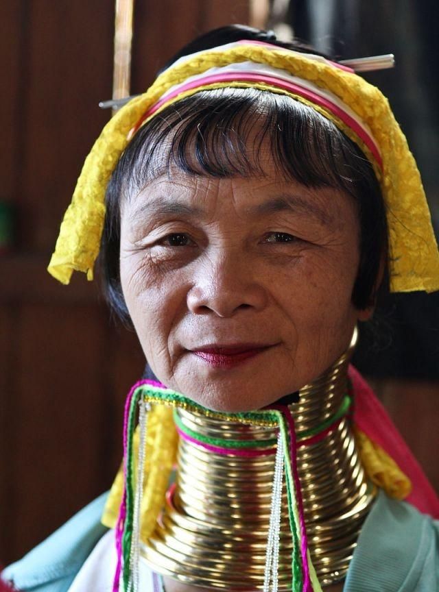 这个国家女人以脖子长为荣,最长达70厘米,佩戴特殊首饰