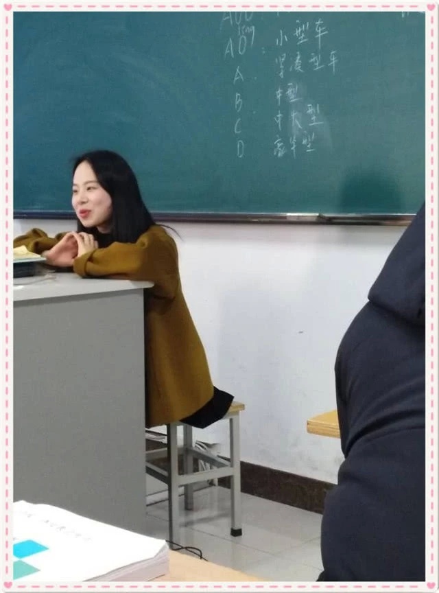 上课看见老师内衣_老师上课弯腰看见内衣(2)