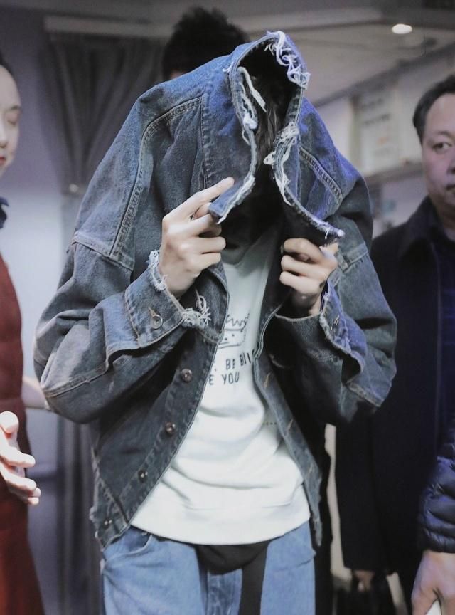 王源剪短发新发型引粉丝围观发笑