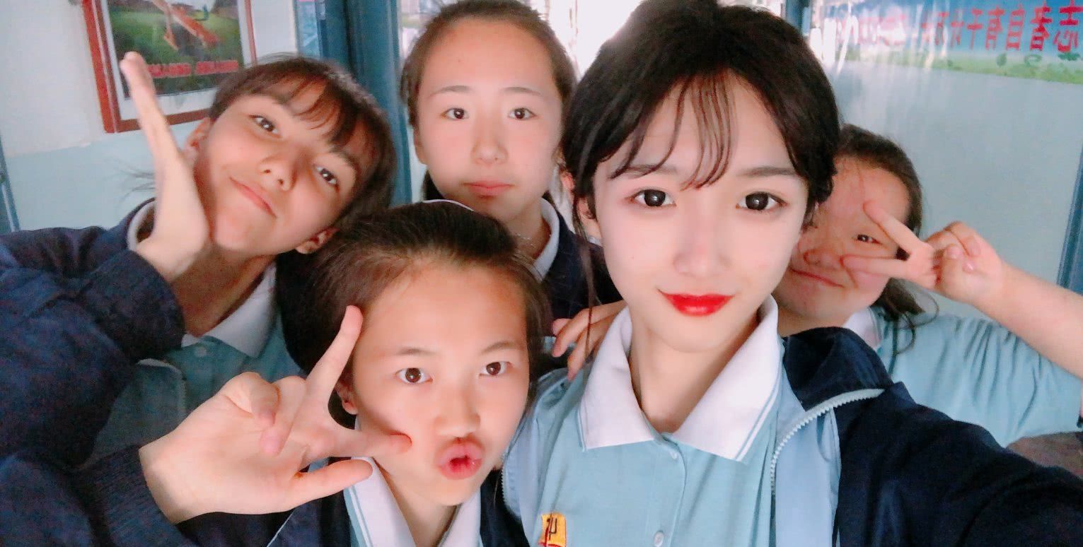 从女生校服正面看内衣_初中女生夏季校服内衣(3)