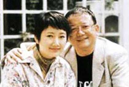 69岁王刚曝49岁老婆与9岁儿子近照