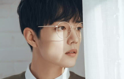 同样是戴眼镜,扛住了肖战,躲过了易烊千玺,却栽在他身上