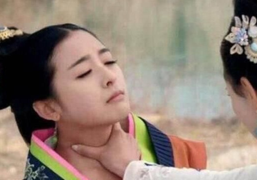 明星戏中被掐脖子,王源表情狰狞杨幂凄美,最后一张反而很享受?