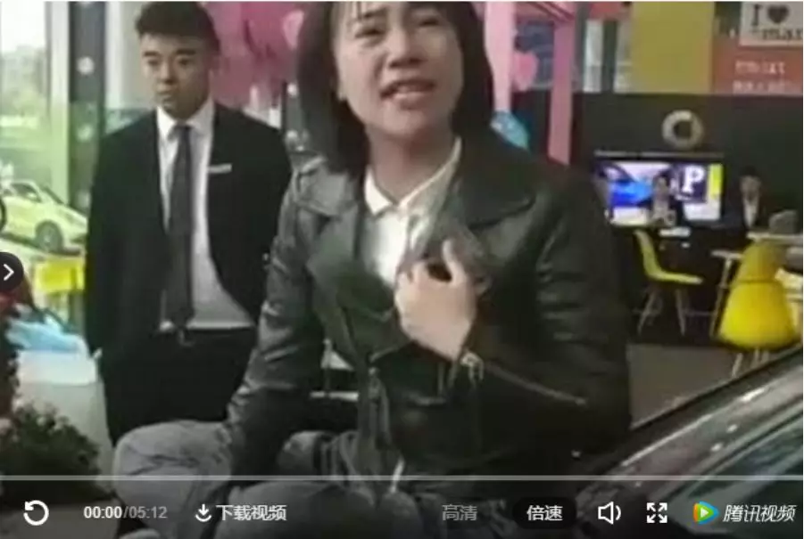 奔驰女车主发文求放过！1.5万金融服务费曝光，动了谁的奶酪？