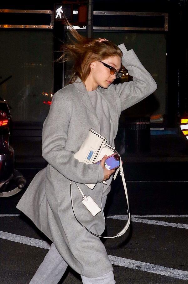 超模吉吉·哈迪德现身纽约街头，她给人一种淡雅的感觉