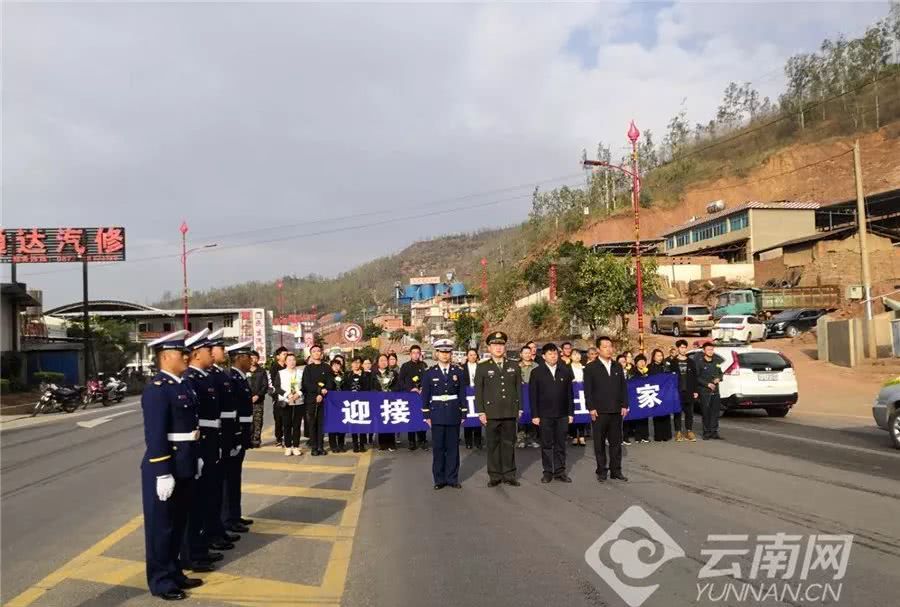 暖心!云南多地消防员收到神秘外卖礼物 留言让